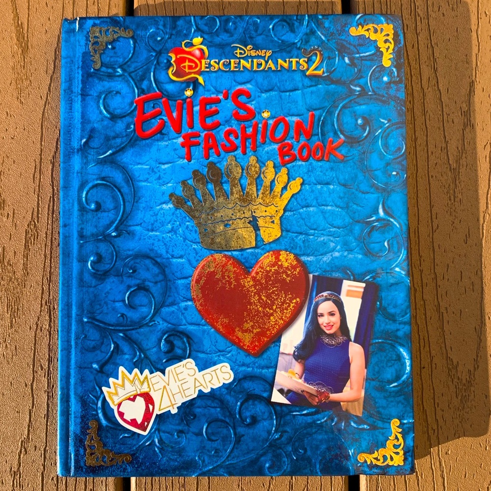 DESCENDANTS 2 EVIE’S FASHION HARDCOVER BOOK DISNEY PRESS